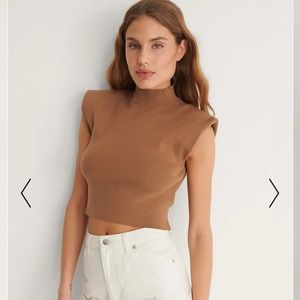 Padded shoulder knitted vest